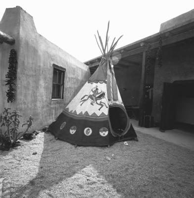 Notez les bandes typiques et étoiles poussiéreux sur ce tipi réplique Blackfoot.