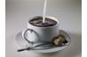 Lattes, du chocolat chaud et du thé peuvent être faites instantanément, aussi bien.
