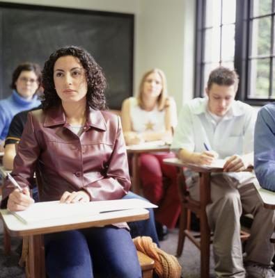 Le minimum de la scolarité nécessaire pour entrer dans la pépinière est une certification de Licensed Practical Nurse un an