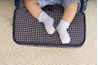 Les bébés sont qualifiés à perdre chaussettes.