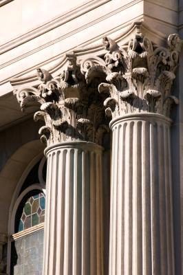 La colonne corinthienne a capitales très décoré.