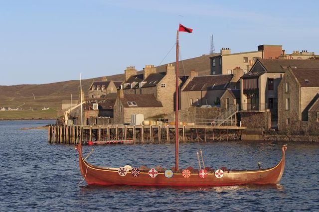 Un bateau viking dans un petit port.