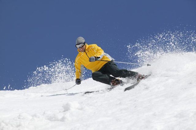 Man ski alpin dans la neige.