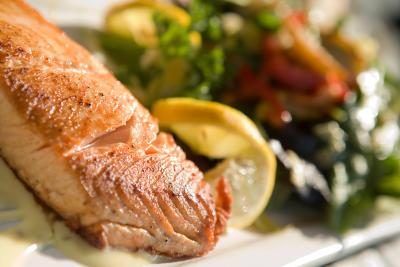 Salmon - parfaite sur le barbecue - est plus facilement disponible à l'été.