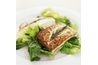 Utiliser un frottement sur le saumon assaisonné produit une croûte savoureux.
