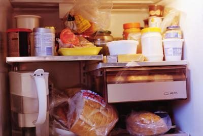 Pain dans le réfrigérateur se moulera moins vite que le pain dans l'armoire.