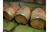 Tonneaux de vin courbes peuvent être stockés et empilés avec une relative facilité.