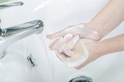 Femme de lavage des mains