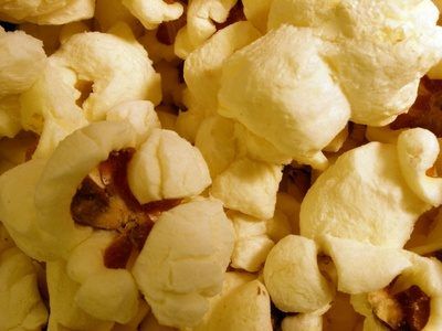 Boules de Popcorn peuvent imiter les nombreux ornements de bonbons Willy Wonka's world.