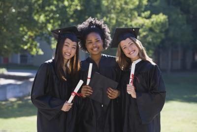 Étudiantes debout avec degrés après l'obtention du diplôme.